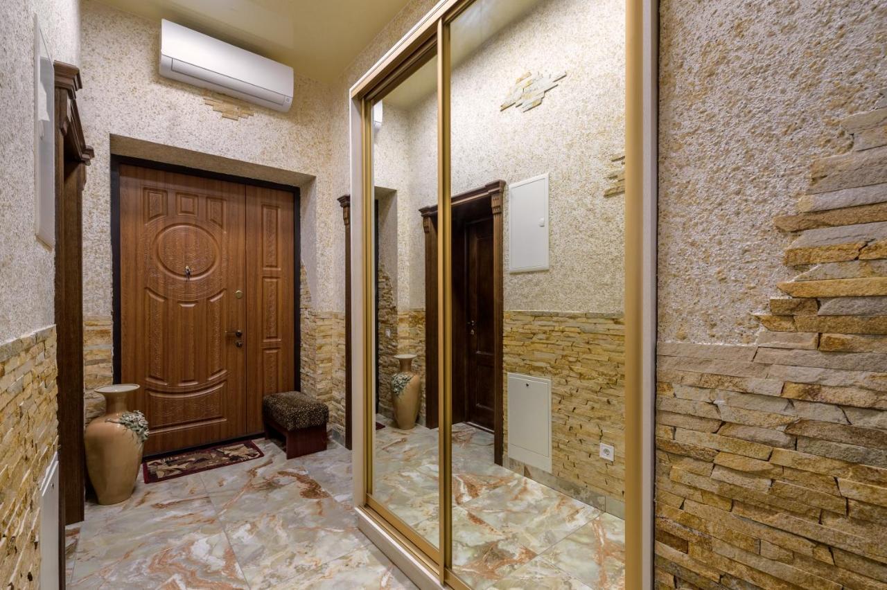 Noviy Svit 4 Apartments Lviv Bagian luar foto